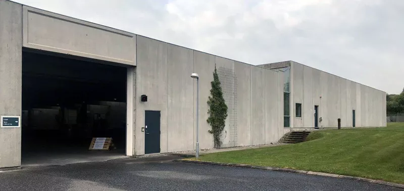 Aura hovedkontor betonfacade fri for alger